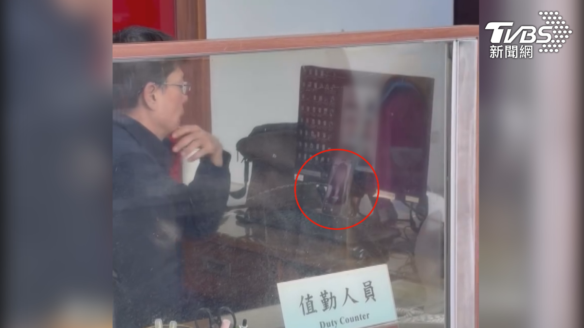 屏東分局陳姓員警坐在值勤台完全不顧民眾眼光,轉頭狂盯著手機螢幕,仔細一看,原來在看女直播主直播(圖/民眾提供)