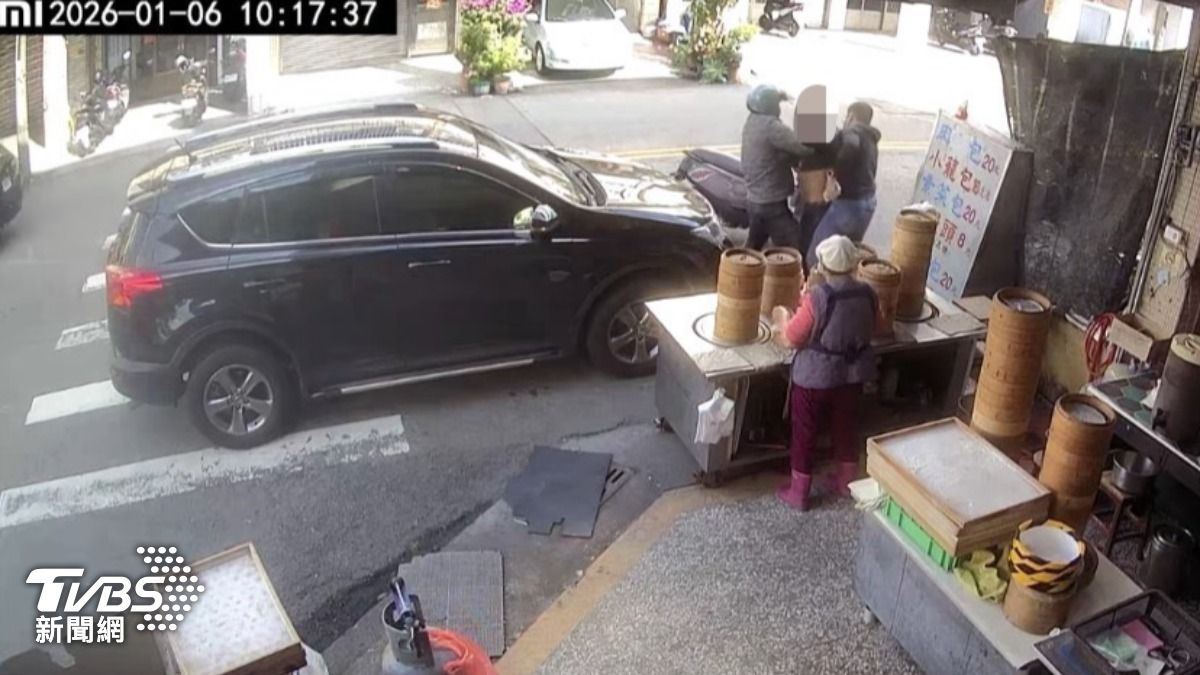 吸毒犯下車買肉包,與警方發生拉扯。(圖/賴先生提供)