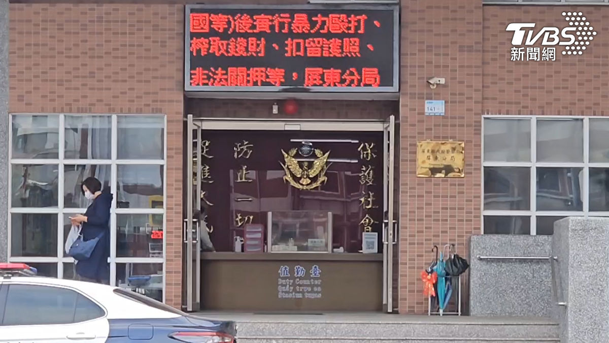 陳姓員警從警25年,這一次值勤被拍下上班看女直播主,分局也證實了並記1小過懲處(圖/TVBS)