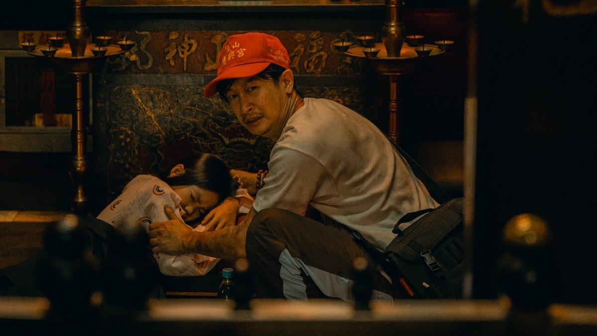 《整形過後》邱凱偉(右)帶女兒黃歆庭(左)逃院。(圖/六魚文創提供)