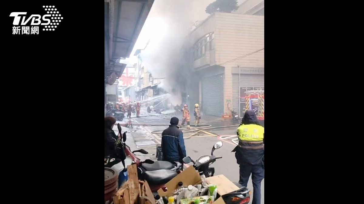 大批警消射水灌救。（圖／讀者提供）