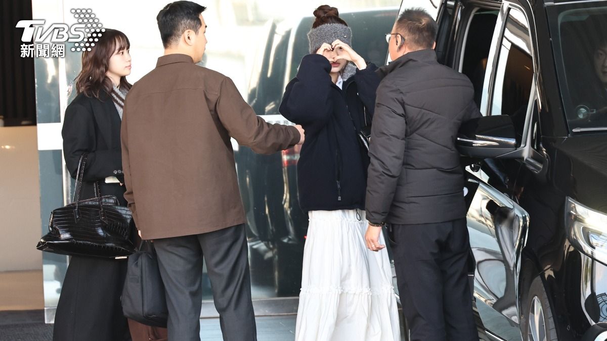 LE SSERAFIM驚喜現身松山機場備戰本周六的金唱片頒獎典禮，洪恩採開心比出愛心。(圖／張哲鳴攝）