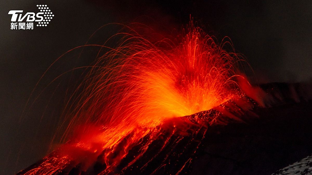 義大利西西里島埃特納火山噴發。(圖/達志影像美聯社)