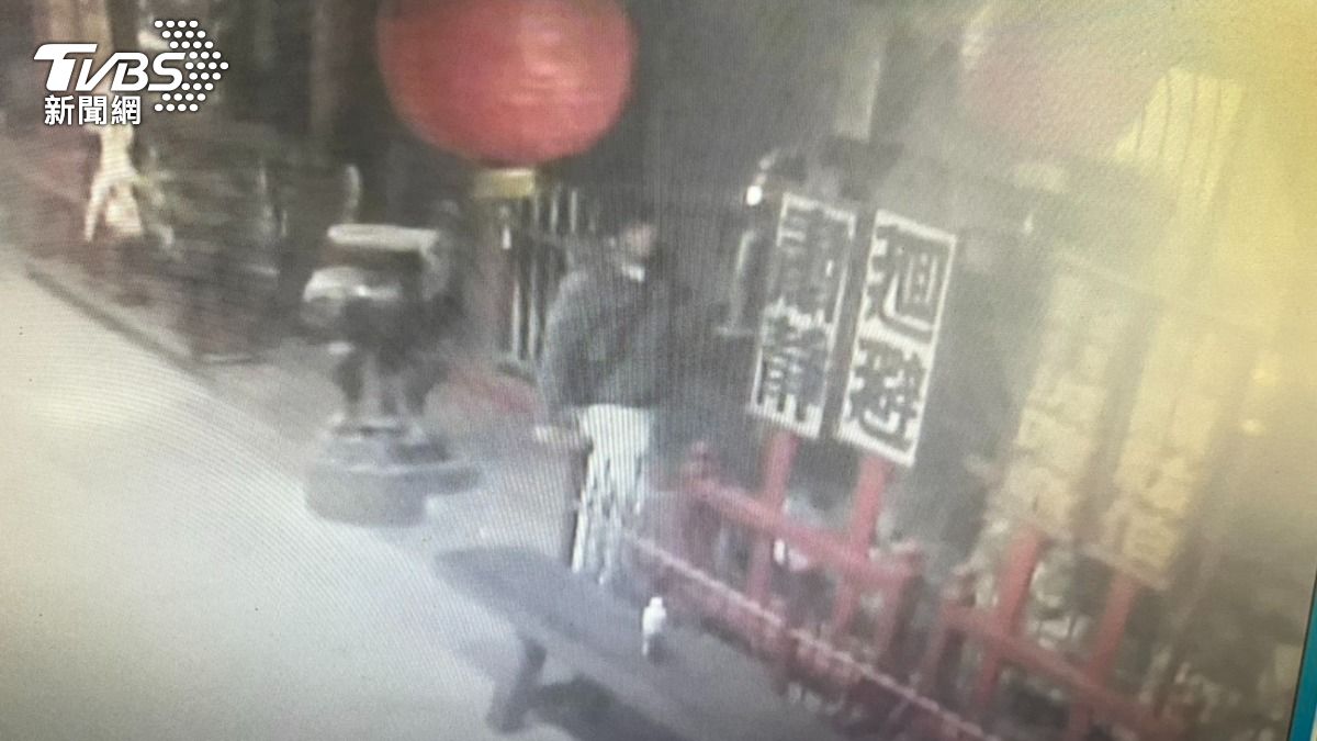 台南城隍廟黑令旗、龍頭杖燒毀。(圖/TVBS)