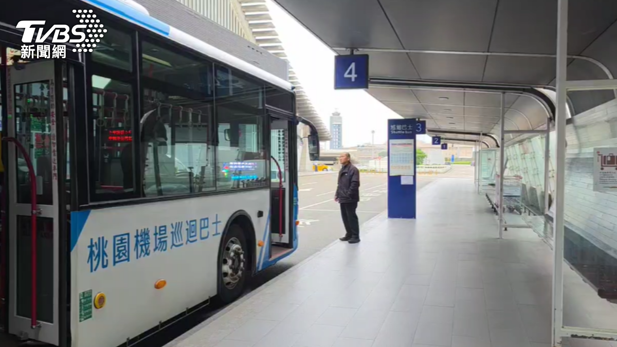 桃園機場巡迴巴士停4號車格。(圖/TVBS)