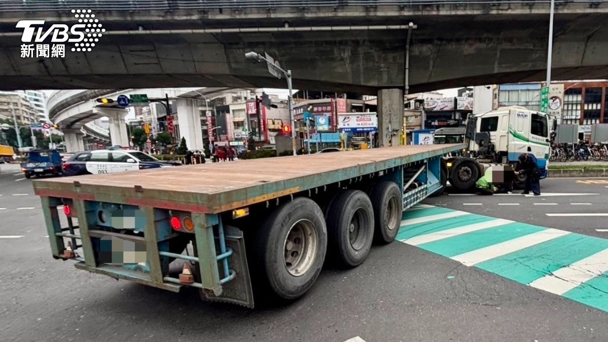 拖板車駕駛違規右轉,撞上7旬單車婦釀傷重身亡。(圖/TVBS)