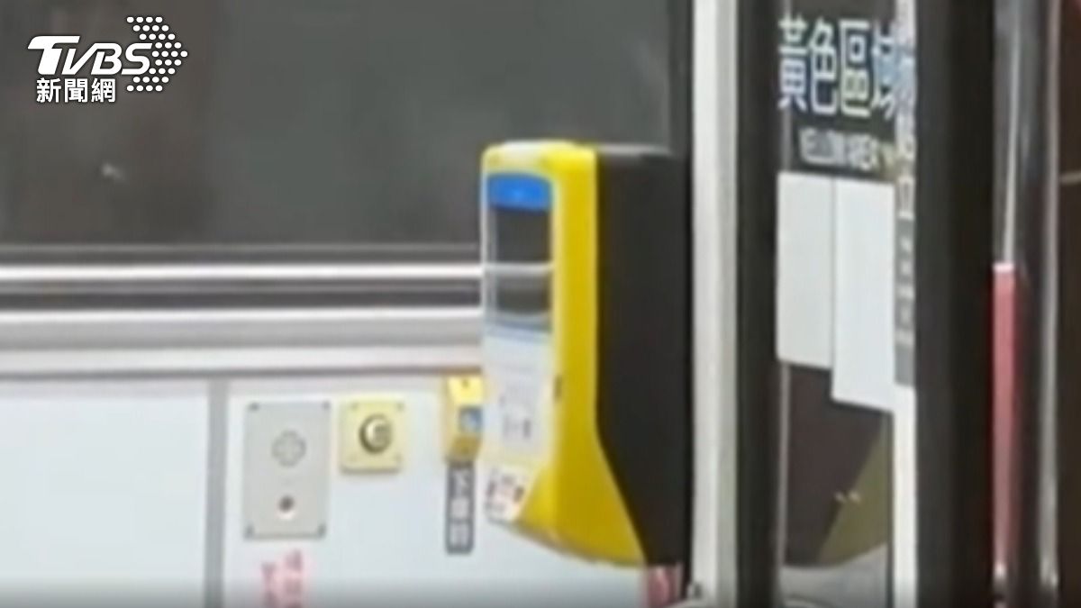 公車刷卡機冒白煙! 乘客嚇壞 司機緊急疏散。(圖/TVBS)