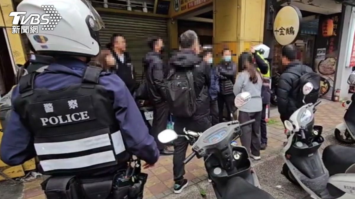 員警到場跟受害藥廠了解狀況。（圖／TVBS）