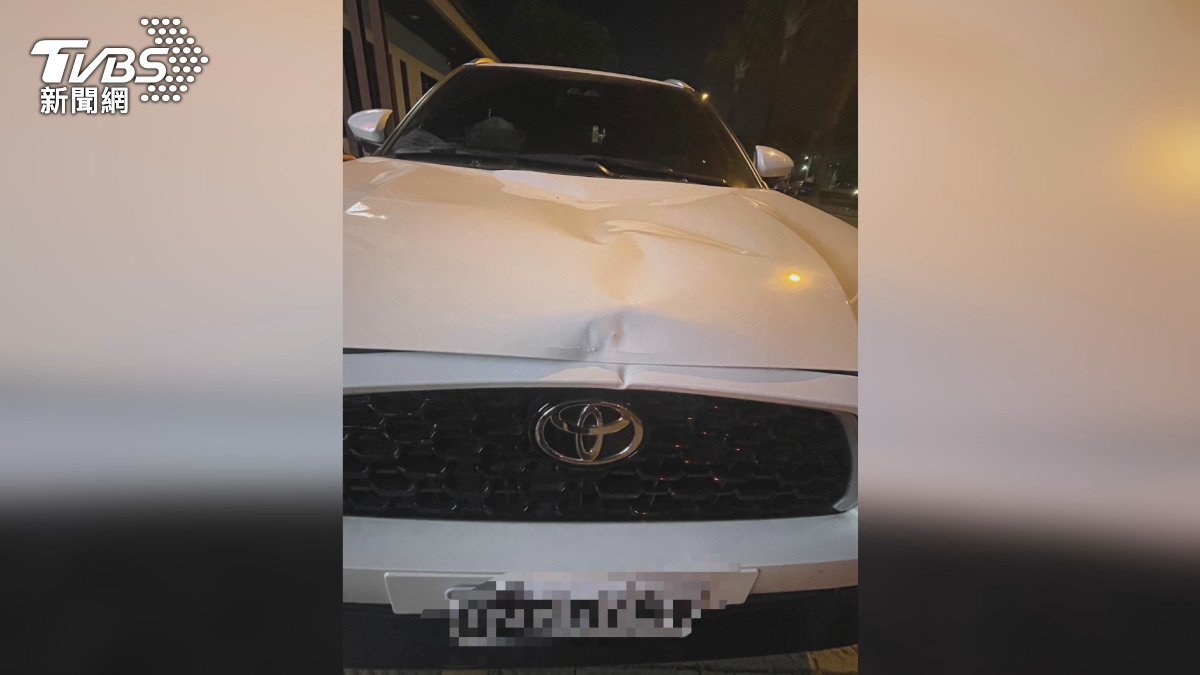 撞人的白色車輛,引擎蓋凹陷下去,板金也受損,可見撞擊力道非常大(圖/TVBS)