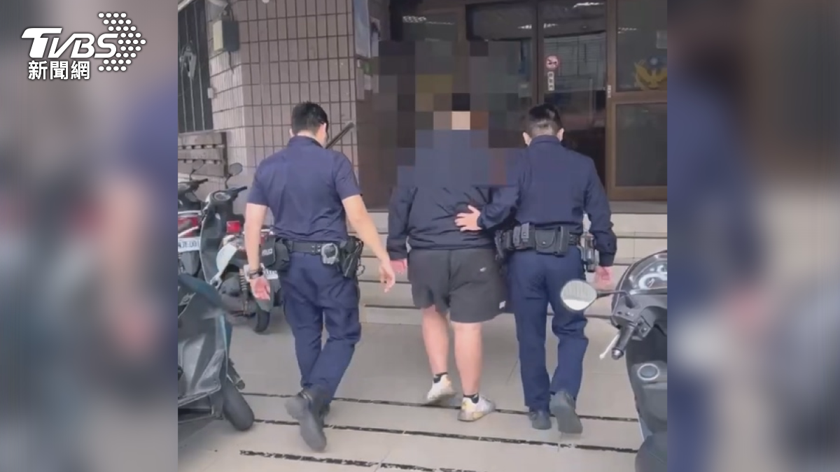 在警方戒護下走進派出所,他就是開車撞人的駕駛,直接從被害人後方大力撞擊,甚至拿出棍棒恐嚇,事後被依殺人未遂罪偵辦(圖/TVBS)