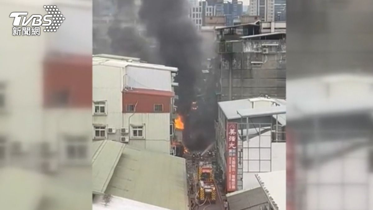 三重頂崁工業區大火，黑煙竄天，疑似易燃物靜電引火。（圖／TVBS）