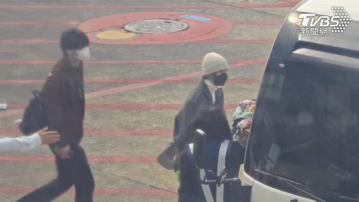 NCT WISH直接從停機坪上車。(圖/林志偉攝)