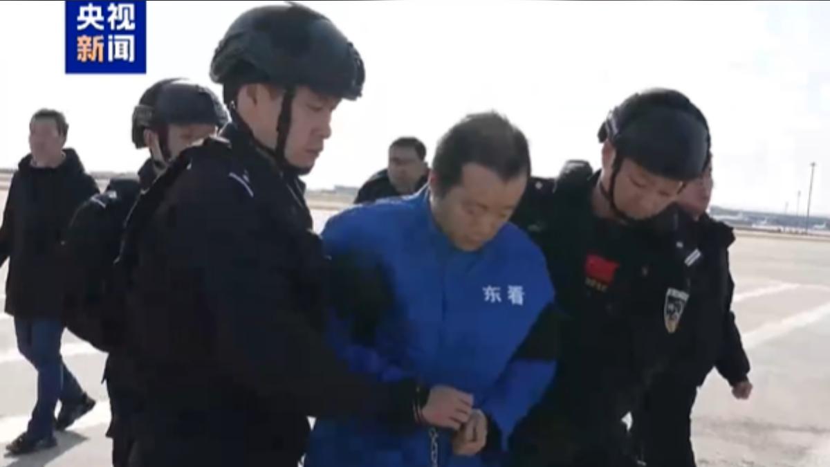 陳志遭押解下機。(圖/翻攝央視)