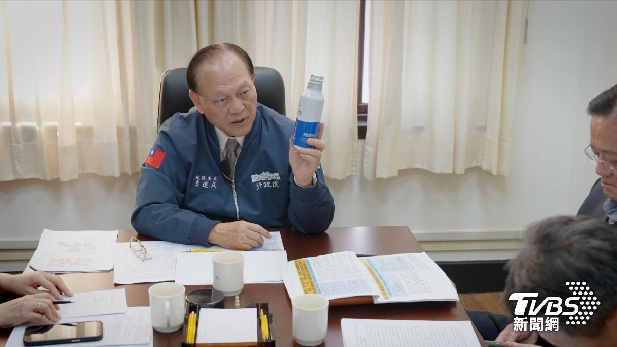 季連成手上的礦泉水,是日本的防災水—40塊台幣、可放12年、500cc。他反問各縣市的物資倉庫,有沒有平常就備好相關物資,不是災難來時才徵用。(圖/柯勝雄攝)