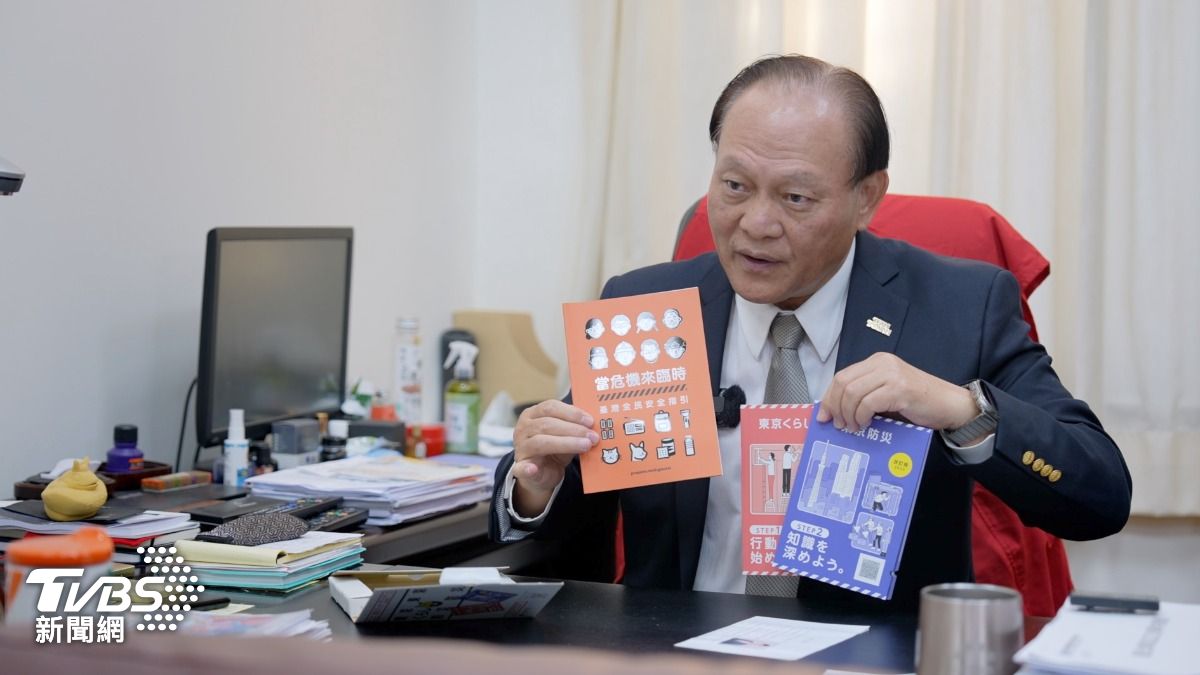 聽聞有人要把小橘書拿來壓泡麵,他拿出日本的安全指引套書(一套兩本)說 : 「人家已經做了10多年,我們現在才開始。」好的東西,該學習。(圖/柯勝雄攝)