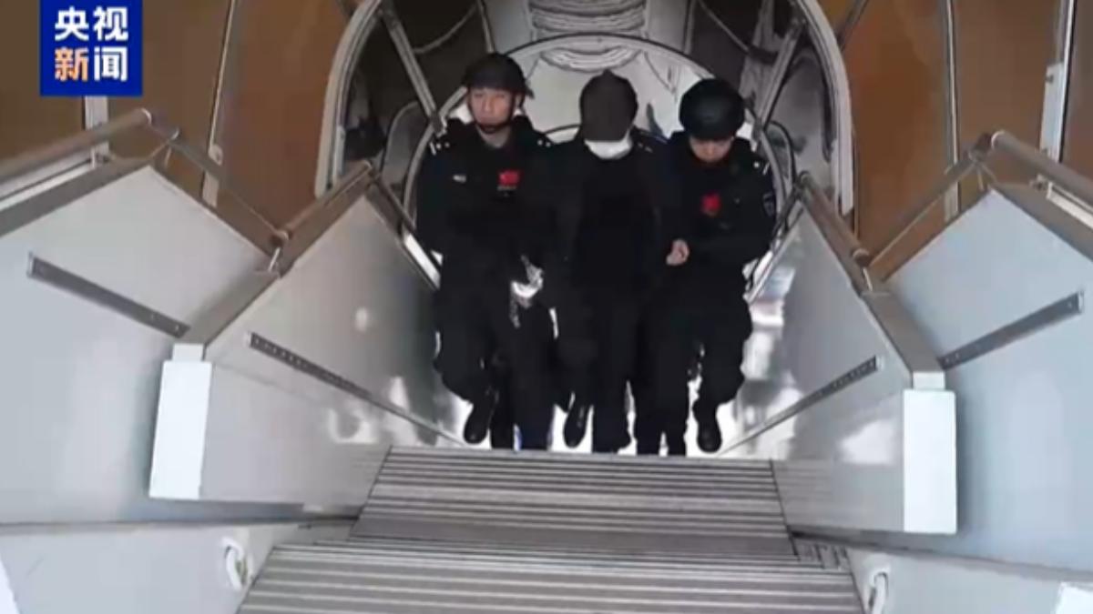 陳志被引渡回中國。(圖/翻攝央視)