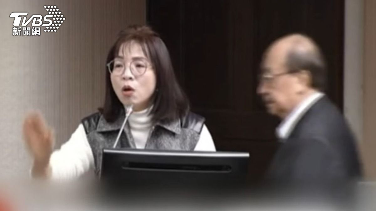 柯建銘下令法案送出委員會遭拒,現身盯場當林淑芬「背後靈」。(圖/TVBS)