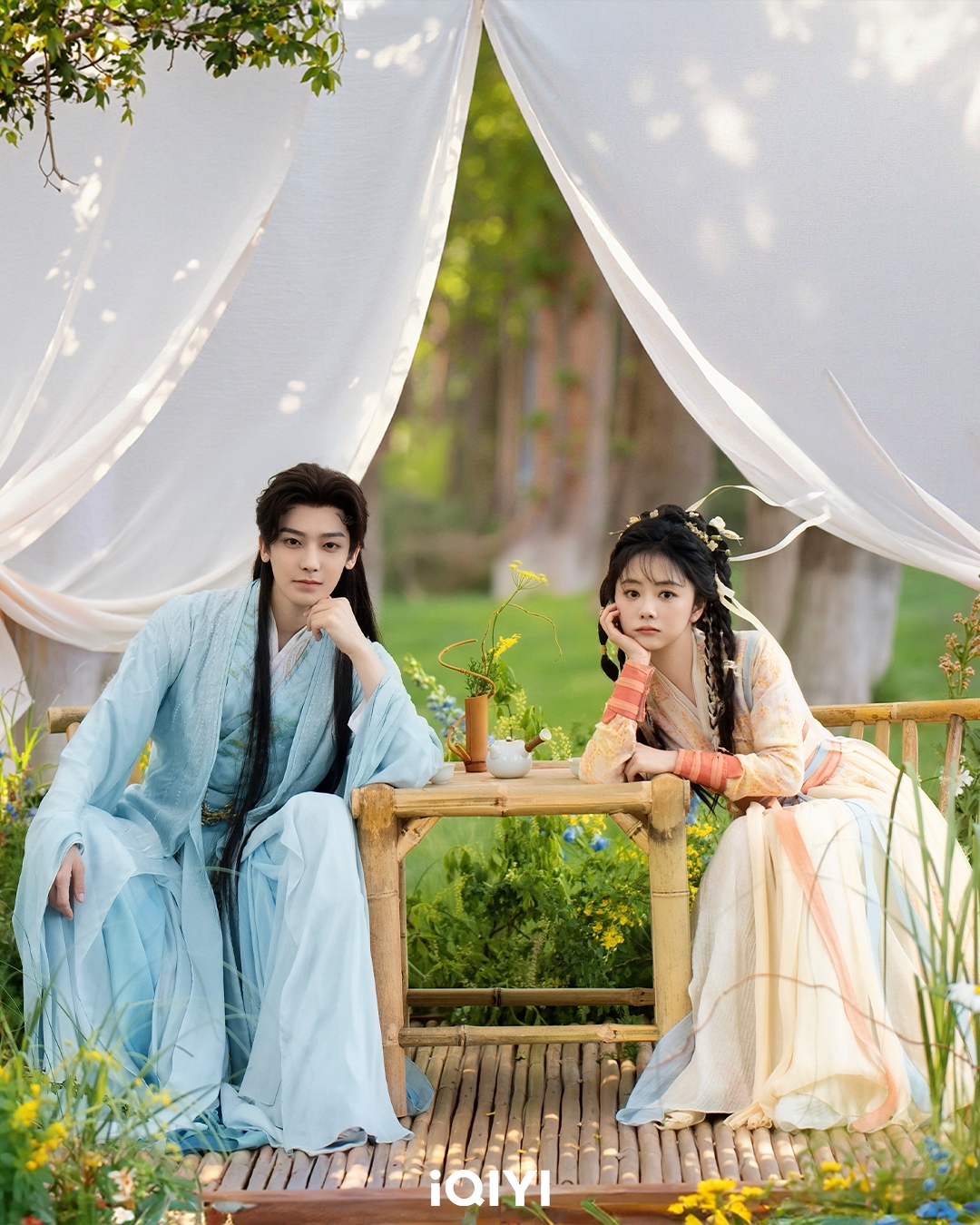 侯明昊(左)、譚松韻歷經三世虐戀。(圖/iQIYI愛奇藝國際版提供)