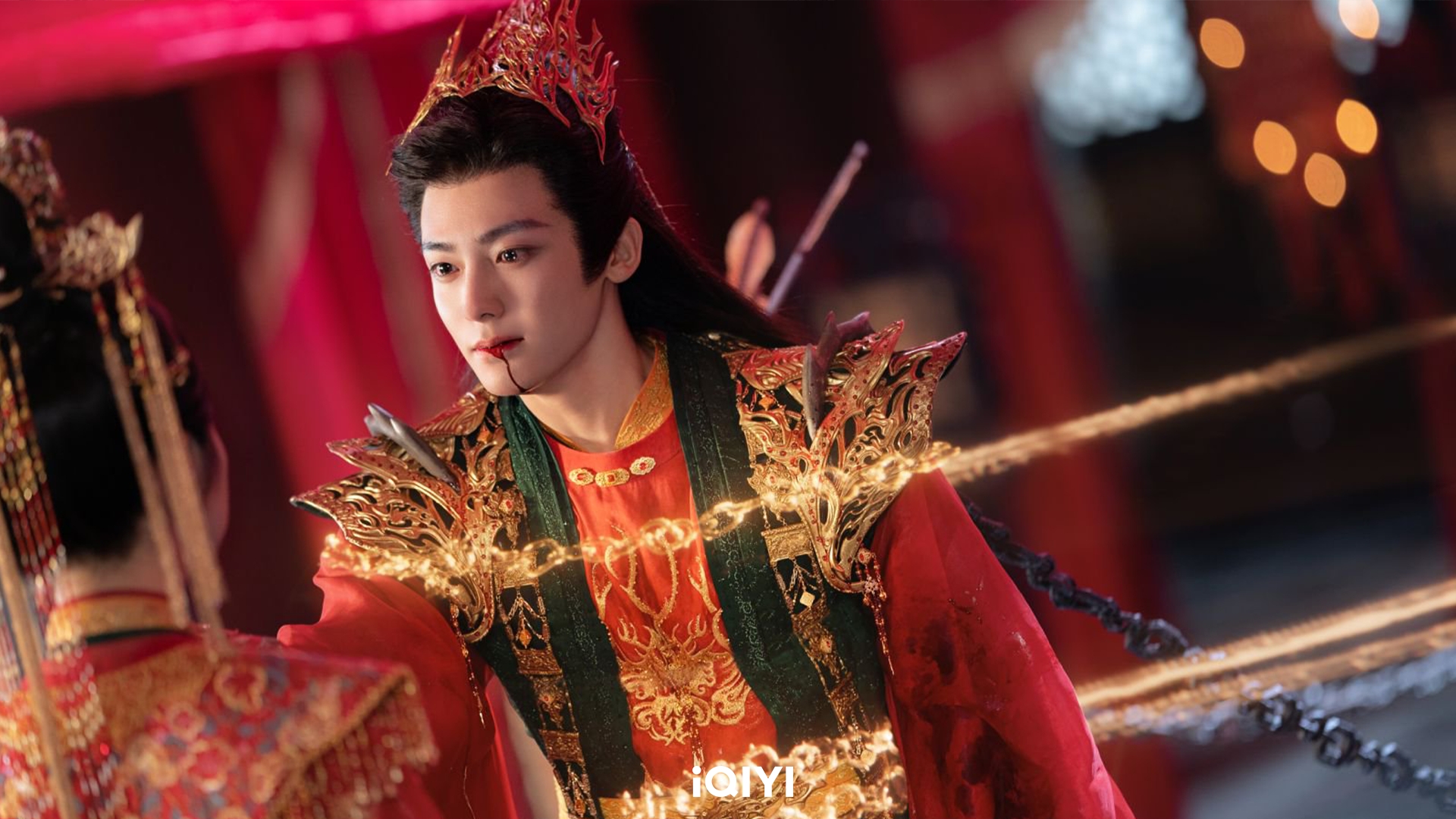 侯明昊大婚之日遭譚松韻竟持刀刺殺血濺喜堂。(圖/iQIYI愛奇藝國際版提供)