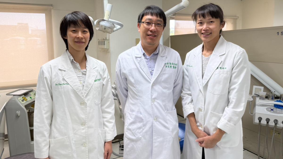 邱昱瑋（中）、陳怡孜（右）及陳珮吟（左）三名醫師組成口腔顎面外科醫療團隊。（圖／中山附醫提供）