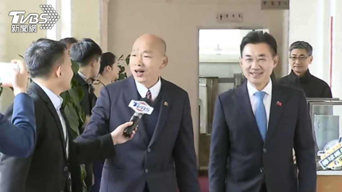 立法院長韓國瑜最新推出的馬年春聯「馬上幸福」,將推出與江啟臣的聯名款。(圖/TVBS)