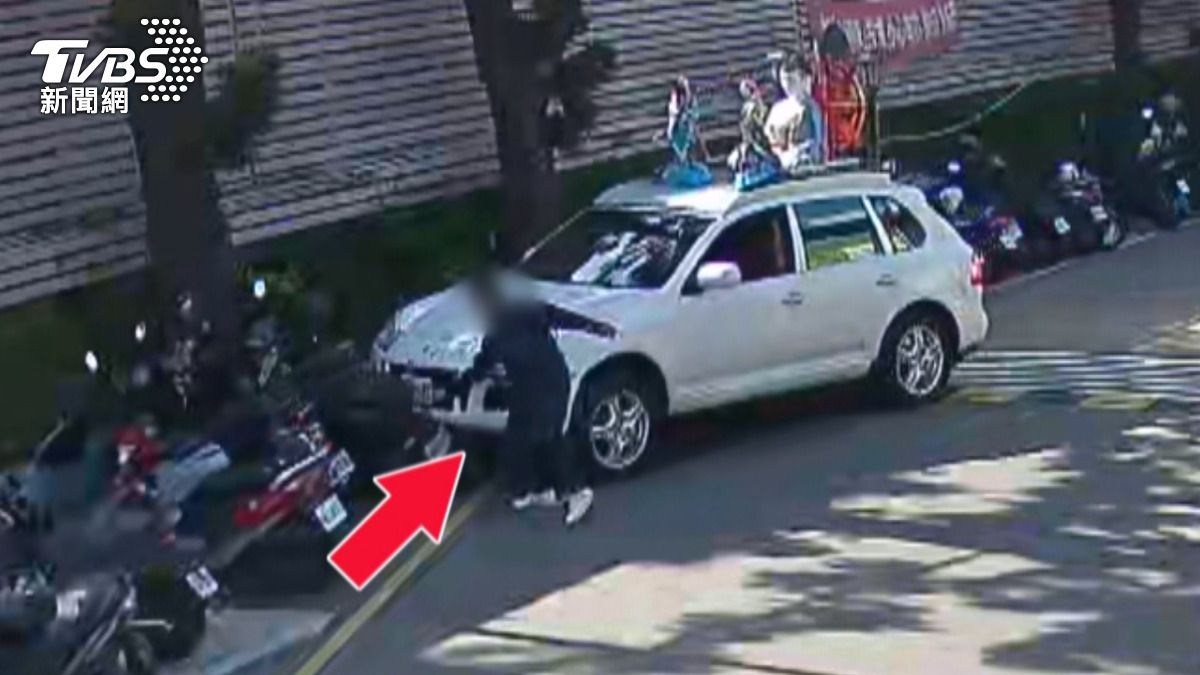 來捻香反被撞！無人佛祖車滑行撞3人　婦腳掌骨裂送醫。(圖／警方提供)