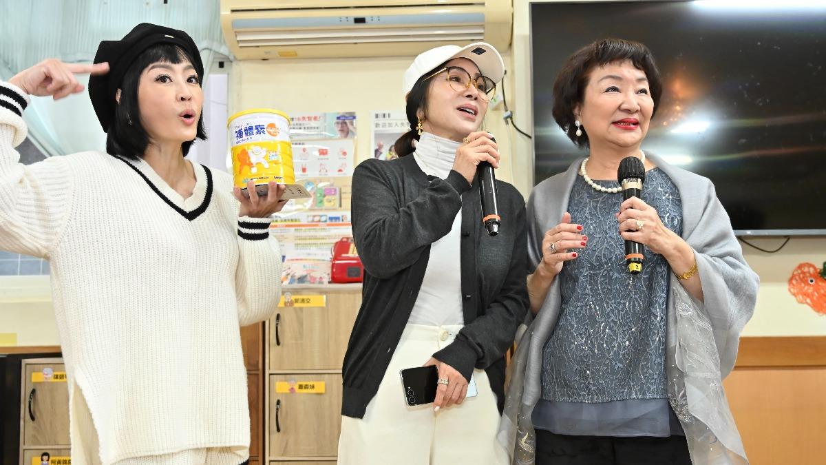 唐玲(左起)、陳美鳳、張瑠瓊到護理之家陪伴長輩。(圖/翻攝自臉書)