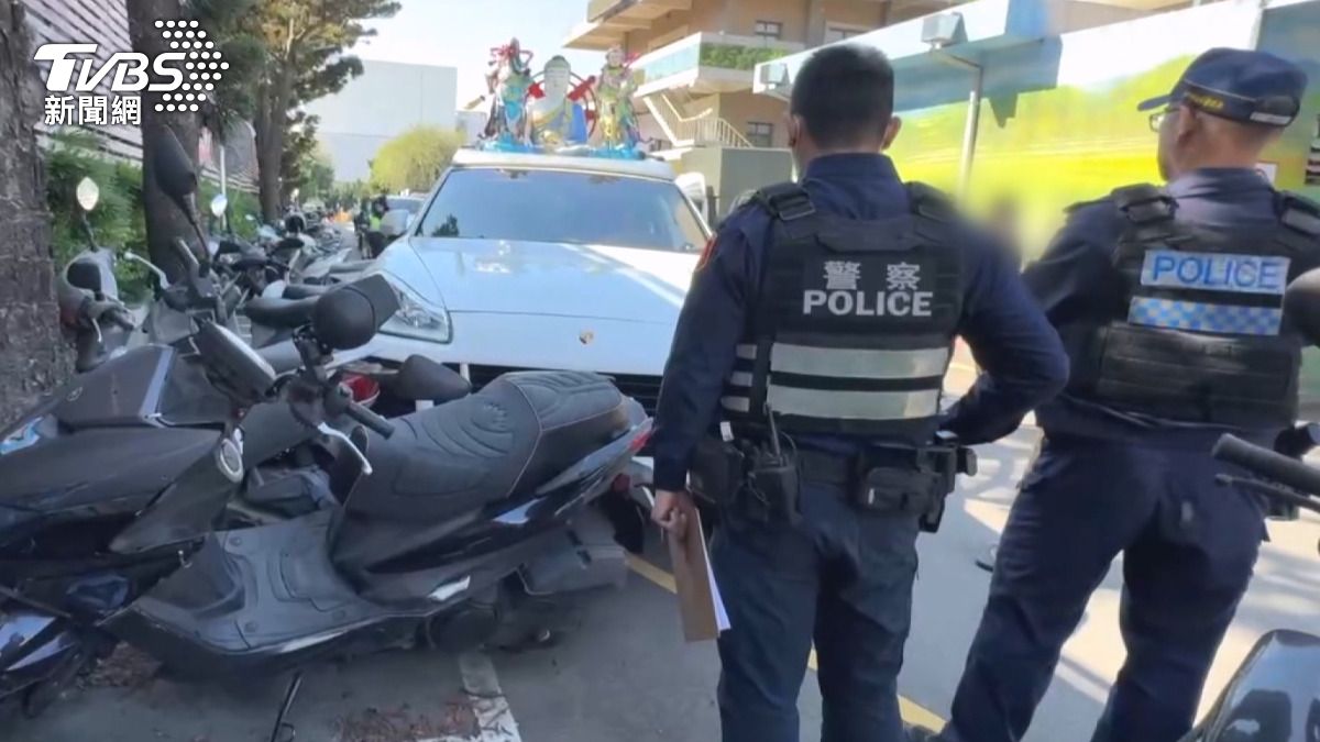 遭撞民眾表示，突然被佛祖車從背後撞擊，正要上前詢問駕駛情況時，才驚覺車內根本沒有人。(圖／TVBS)