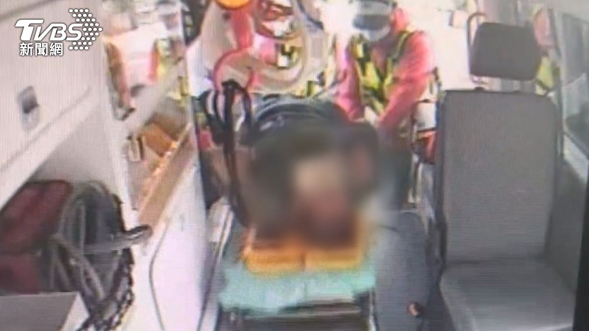 田間除草慘遭虎頭蜂圍攻！併發腎衰竭搶救中。(圖／TVBS)