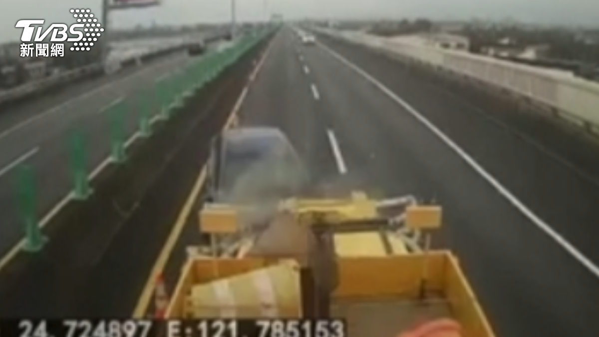 撞擊瞬間揚起塵煙,可見撞擊力道之大,緩撞車尾遭撞爛,肇事駕駛要賠十萬以上。(圖/TVBS)