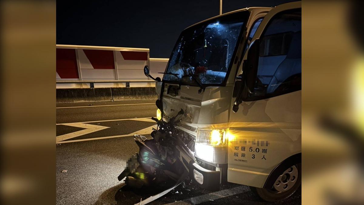 8旬翁逆向闖入國道,和順向貨車對撞,機車如對折般,騎士當場身亡。(圖/民眾提供)