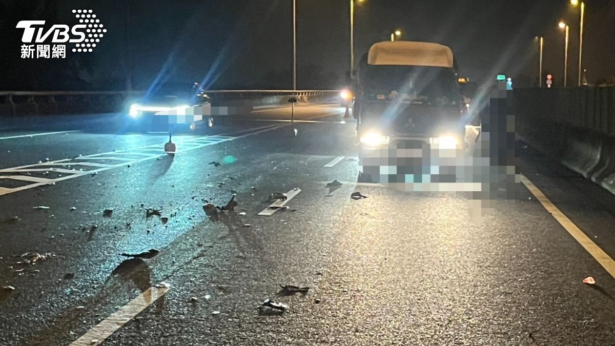 車禍現場一片狼藉,機車零件散落滿地,一度占用兩線道,事故原因仍待釐清。(圖/TVBS)
