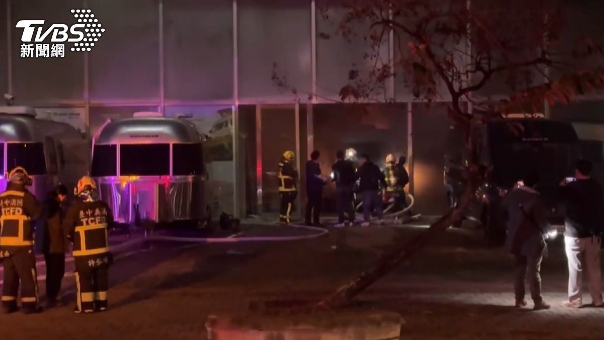 台中露營車行深夜竄火！悶燒爆炸聲不斷　員工急駛百萬車逃離