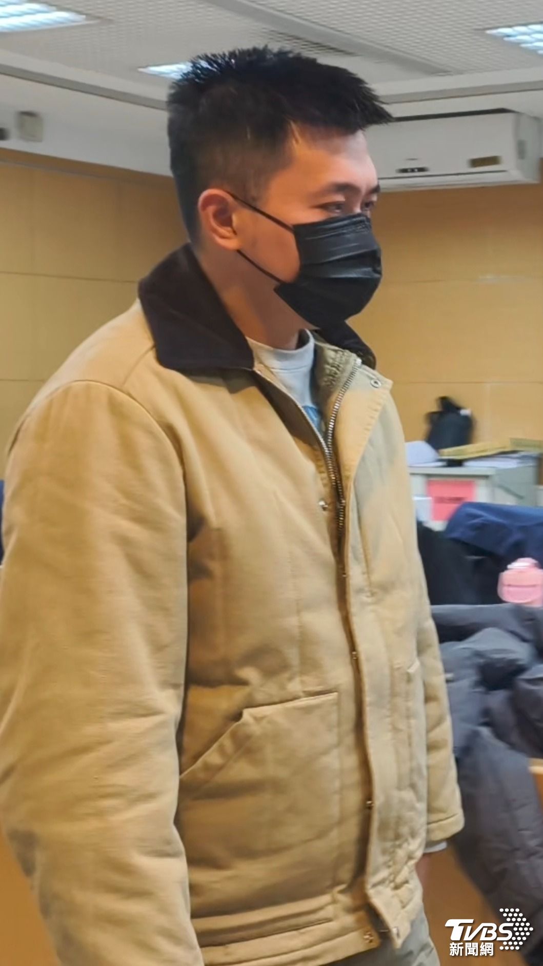 台灣太子不動產投資公司總經理王昱棠的特助賴榮駿以50萬元交保,並遭限制出境、出海。(圖/陳冠宇攝)