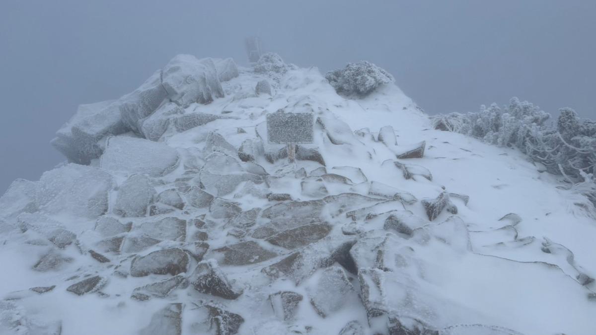 寒流影響,今玉山氣象站觀測降雪。(圖/中央氣象署提供)