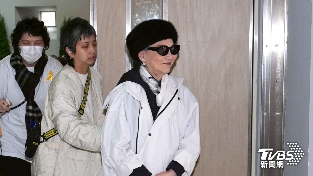 77歲張小燕罕見露面!低調現身林光寧追思會 大毛帽、白風衣送別老友