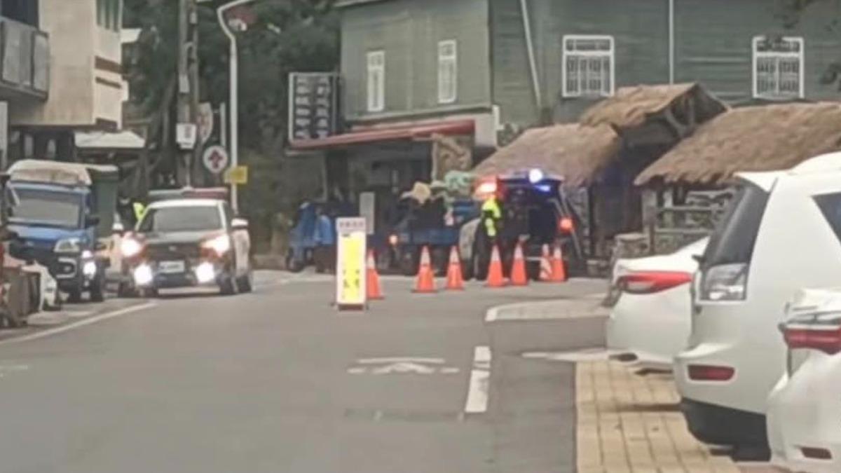 台東網友質疑警方鐵腕執法太過,僅千人部落無須大陣仗警力臨檢,引來正反兩派論戰。(圖/翻攝自臉書延平大小事)