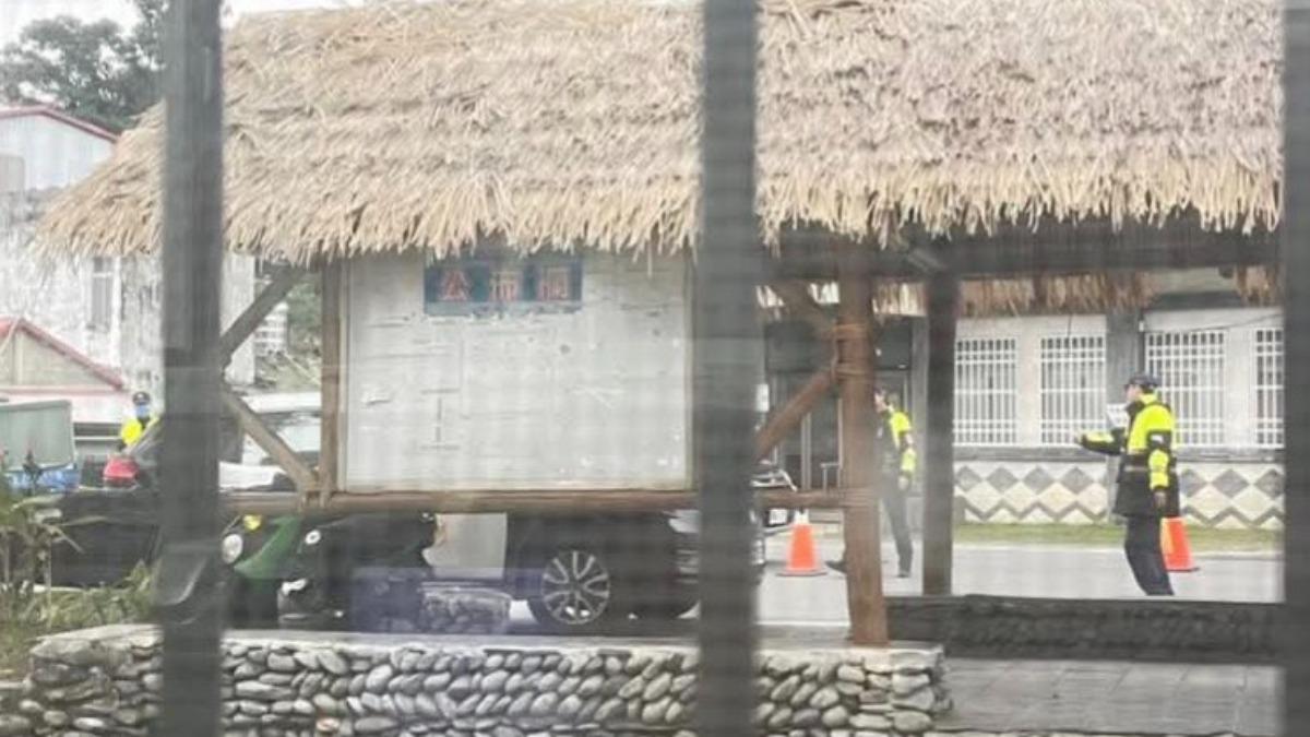 台東有網友貼文怒批警方殺雞用牛刀,大陣仗在山區部落臨檢,恐違反比例原則。(圖/翻攝自臉書延平大小事)
