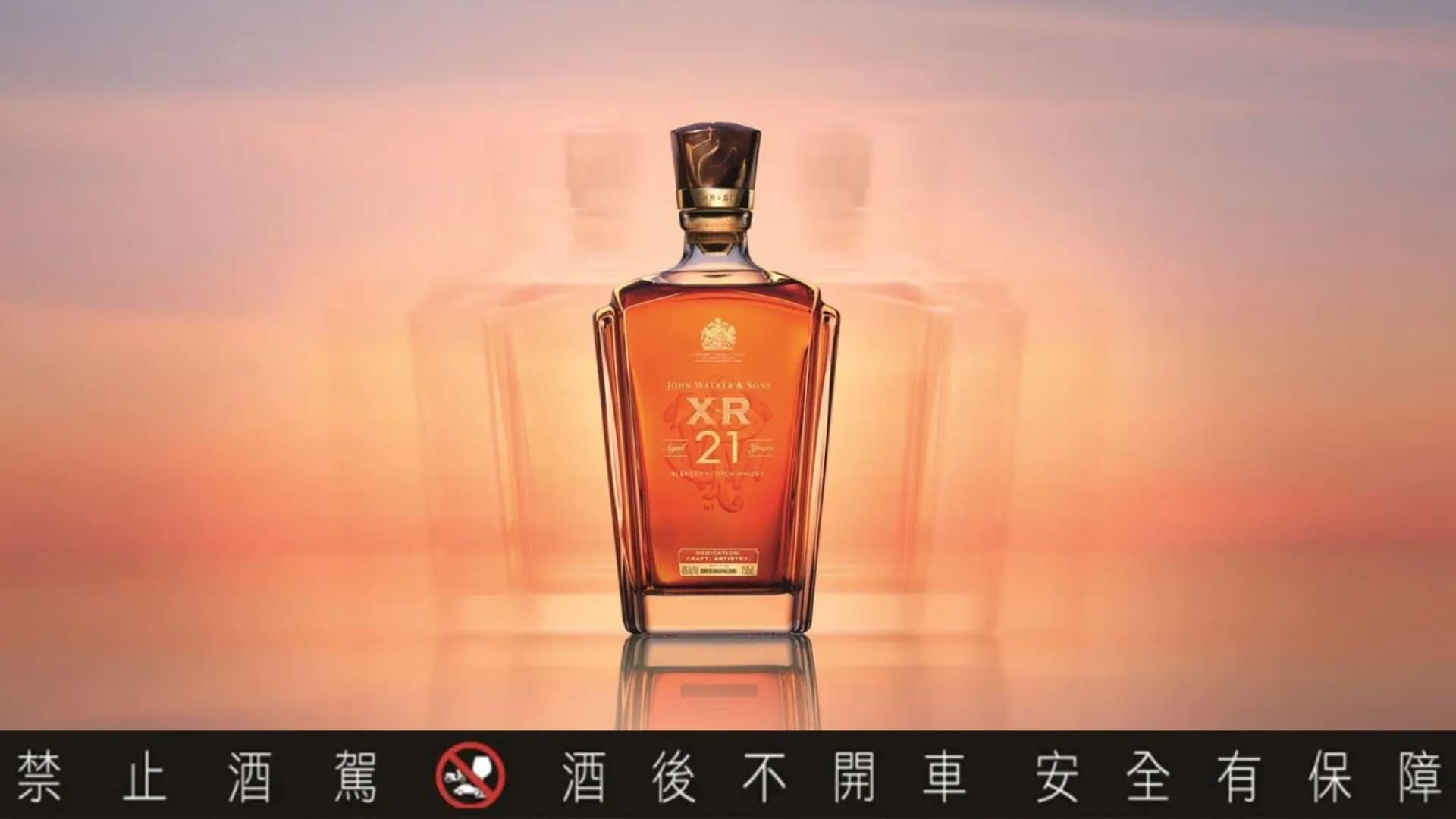 有網友認為「給長輩送禮就選XR21，瓶子大氣、年份也好看」。（圖／翻攝自JOHNNIE WALKER官網）
