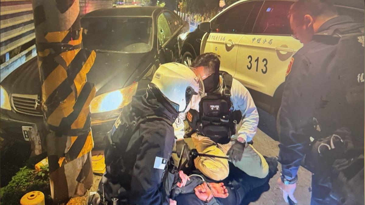 中壢竊車男拒檢衝撞警員跟路人 警鳴槍市區大追捕