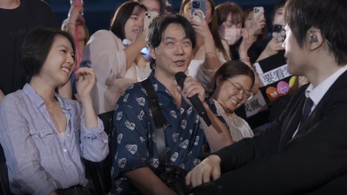 蕭煌奇去年曾帶老婆(左)去看五月天大巨蛋演唱會。(圖/翻攝自相信音樂影片)