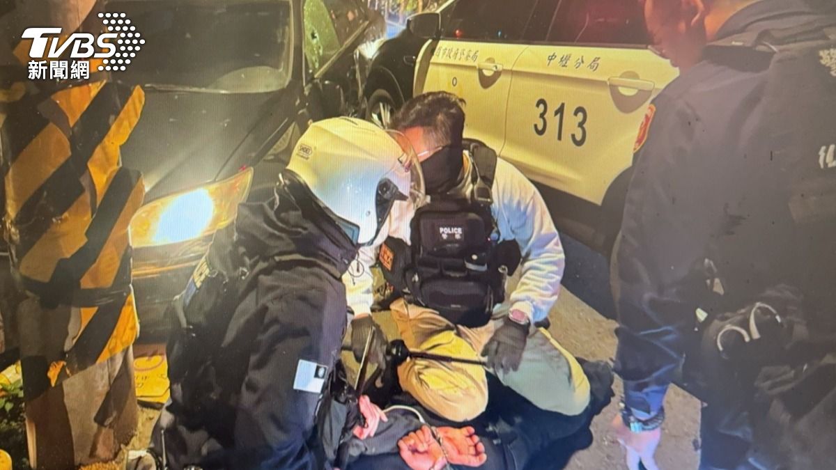 一名男子偷竊車輛成習慣，拒檢逃逸慘被壓制在地。（圖／TVBS）