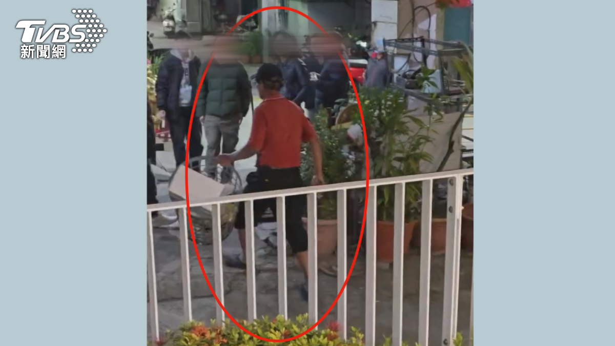 男子甚至揚言要將畫面上傳網路,直到列車關門才結束爭執,隨後轉身離開現場。(圖/翻攝Threads_jihoon.1987)