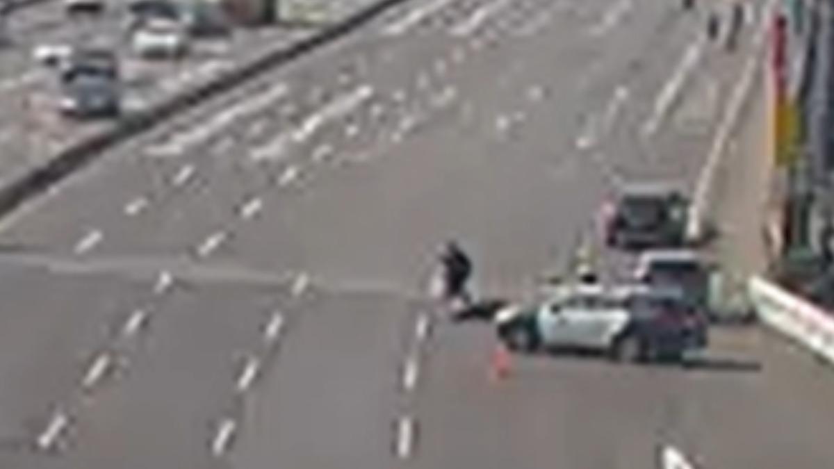 快訊／北市百齡橋碰撞車禍！7旬單車女騎士倒臥車道險象環生