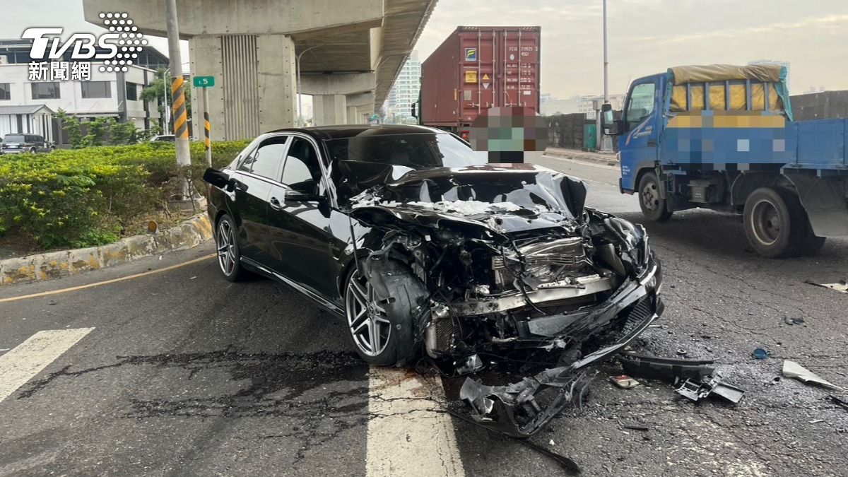 快訊／台88橋下嚴重車禍！小貨車遭猛撞「後輪軸噴出」