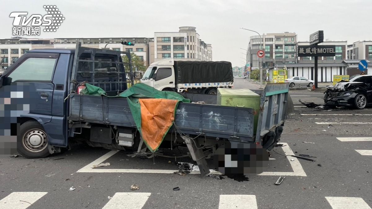 小貨車的後輪軸被撞到噴出。（圖／TVBS）