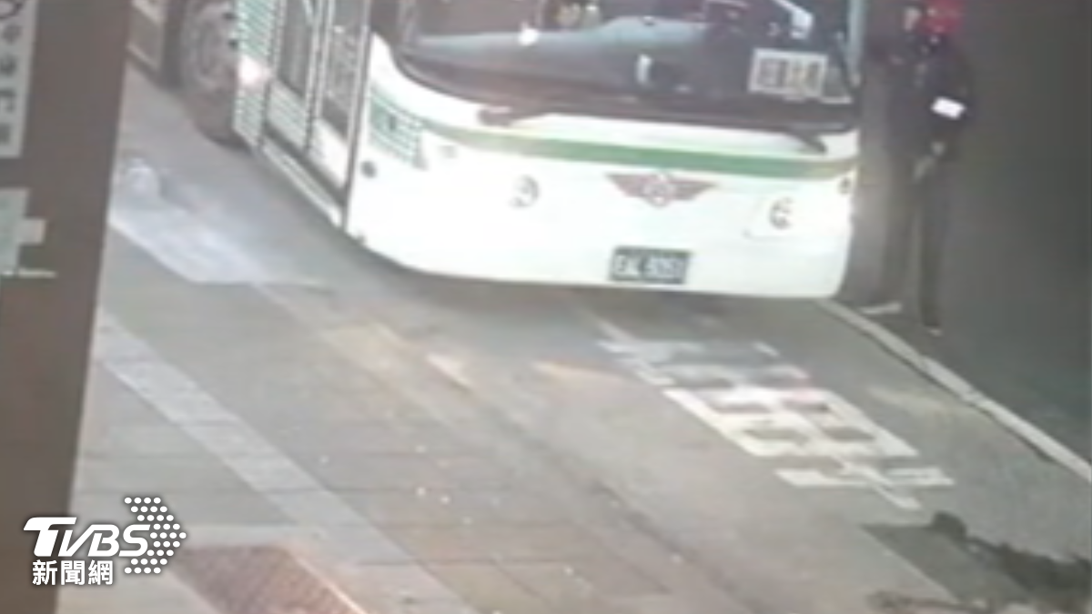 外送員不滿公車進站太急,下車攔車咆哮。(圖/TVBS)