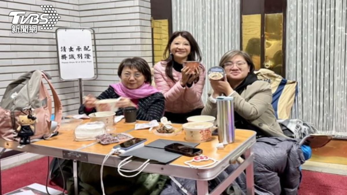 民進黨立委8日晚間夜守議場。(圖/TVBS)