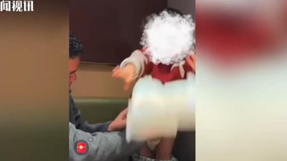 一名2歲幼童將紙尿布丟進鍋中。(圖/掌聞視訊)