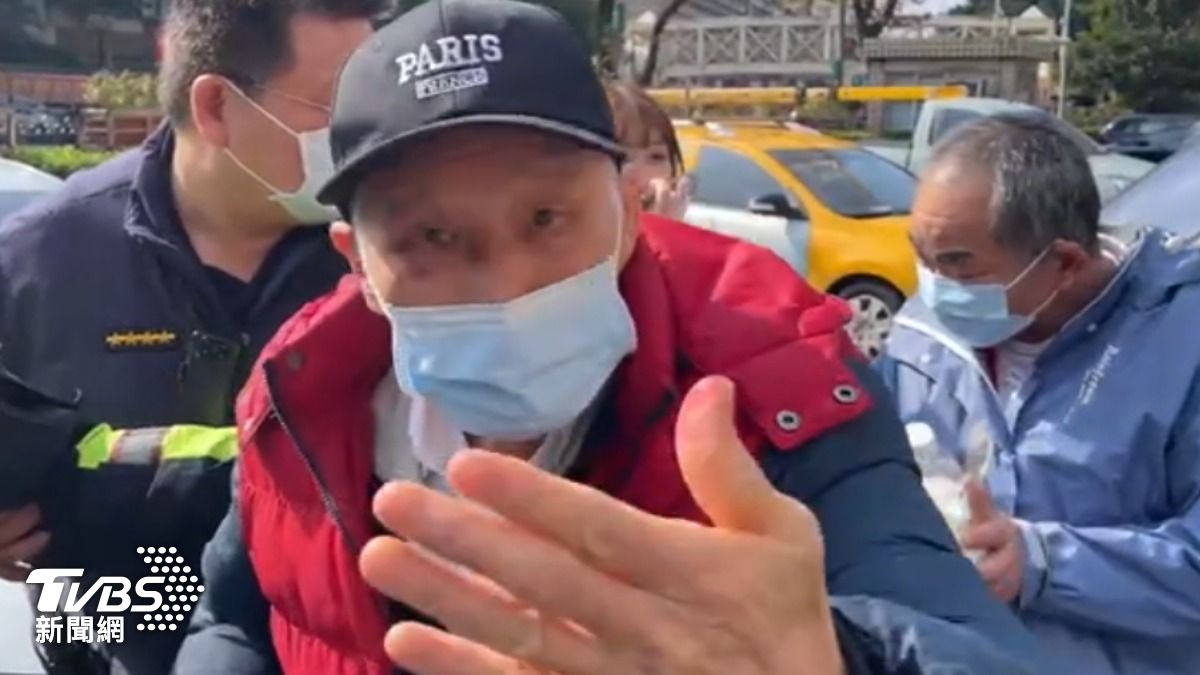 司機老翁互告遭移送不滿喊冤，控對方先動手。（圖／TVBS）